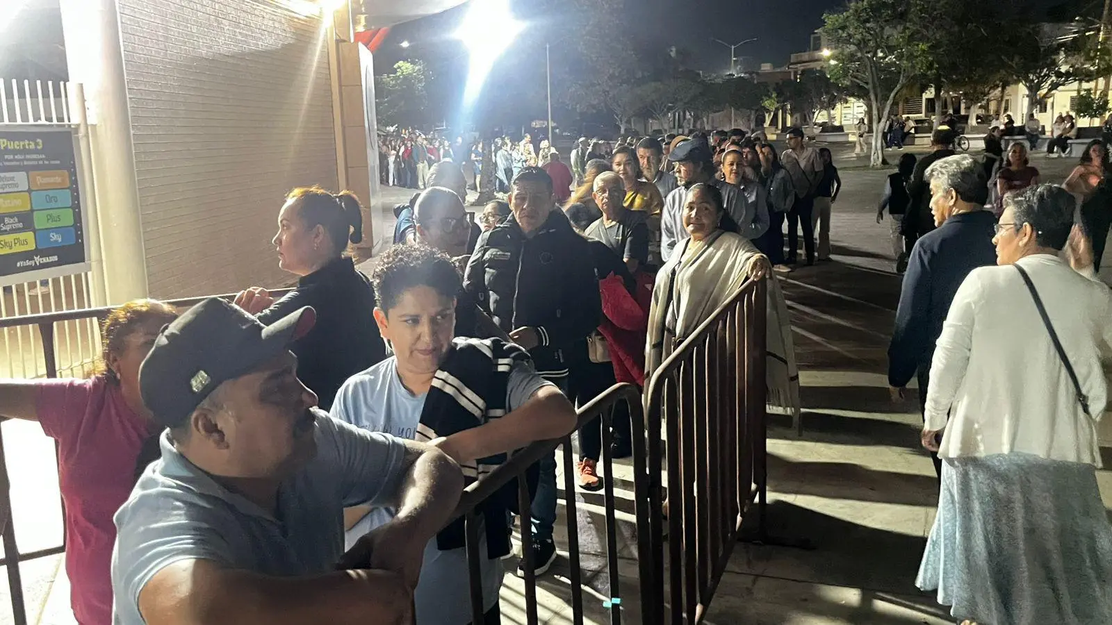 $!Elementos de seguridad resguardan largas filas previo a la coronación de los Juegos Florales, en el Carnaval de Mazatlán