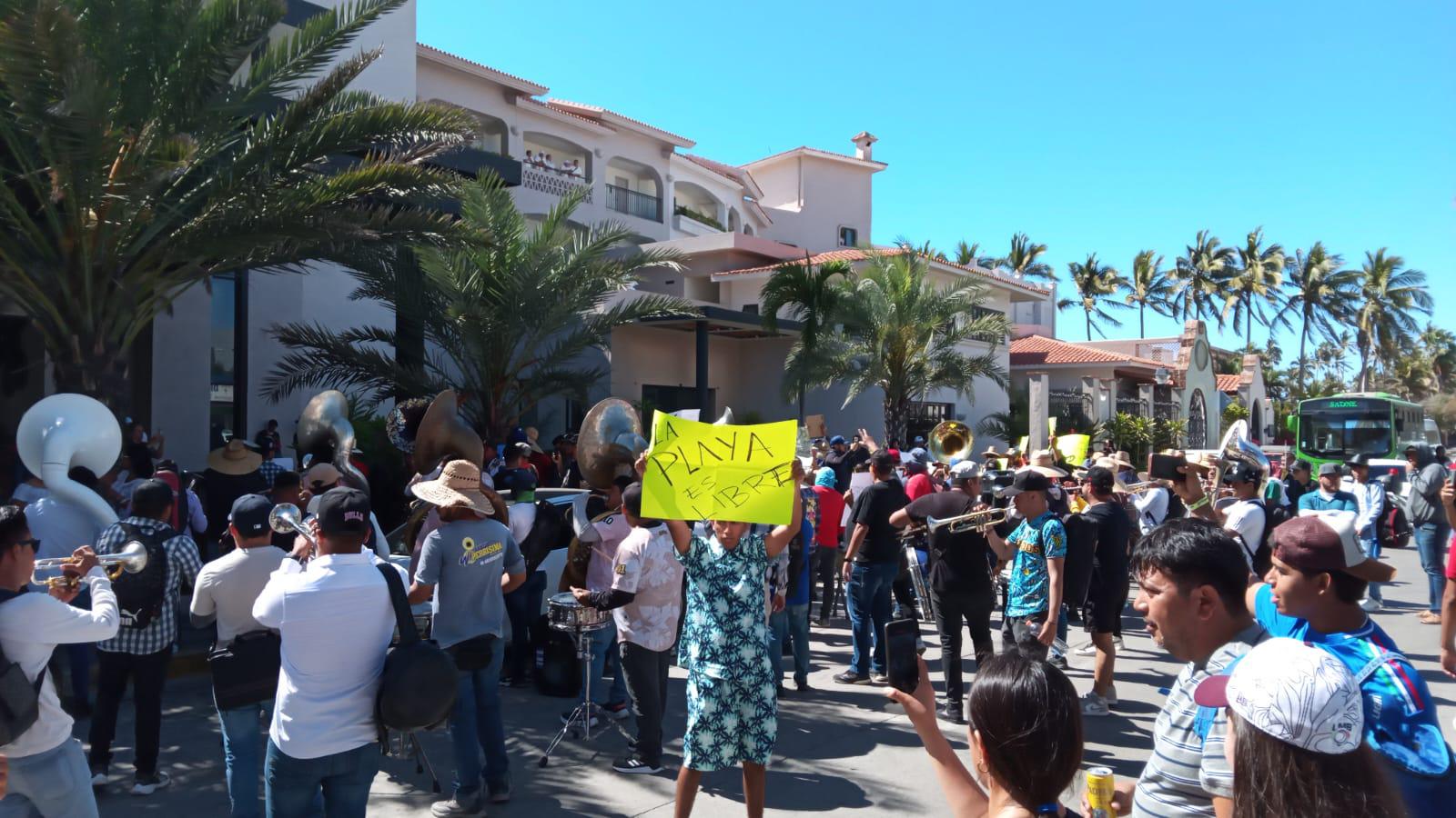 $!Se manifiestan músicos tocando y con marcha en plena zona turística