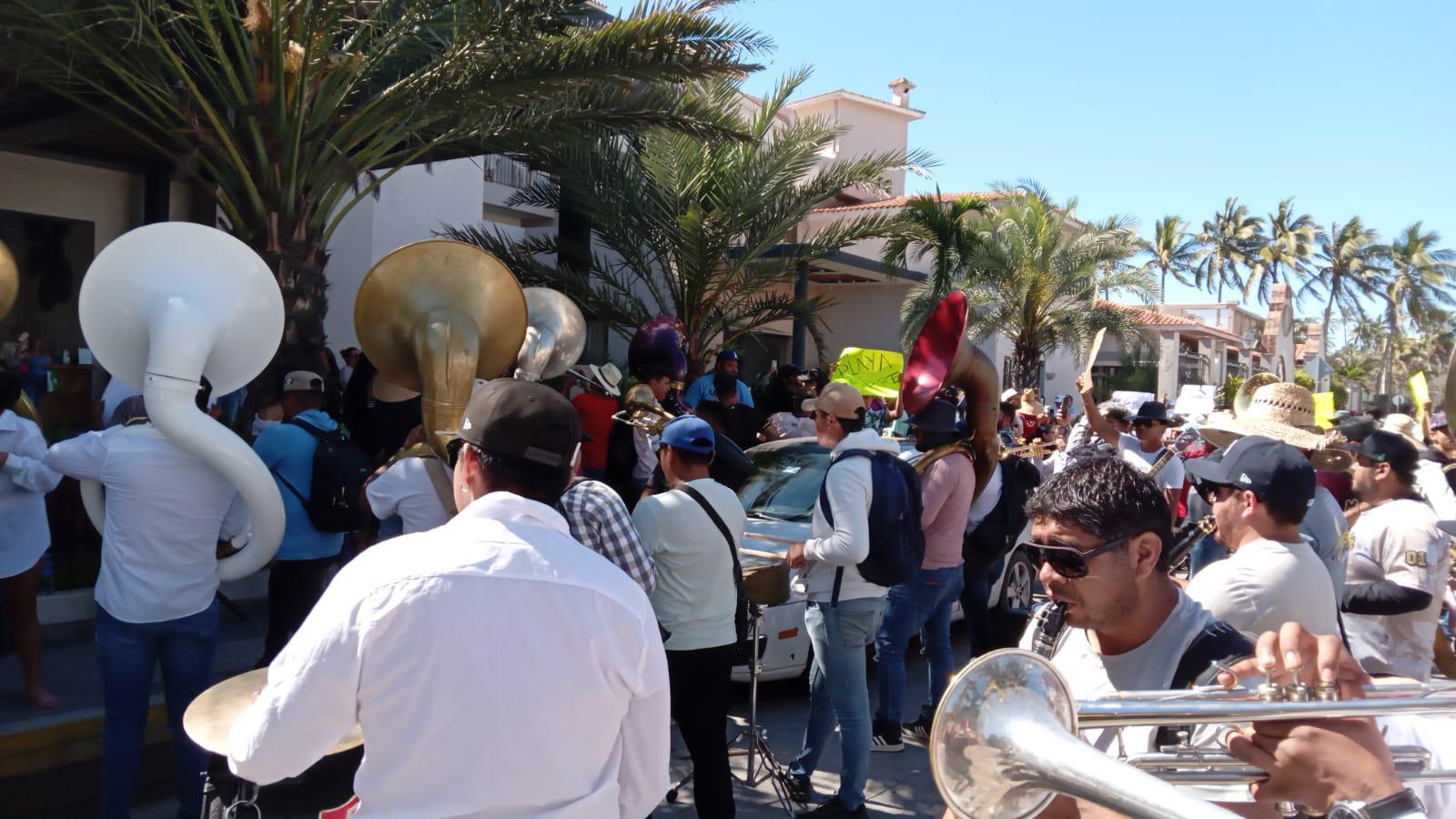 $!Se manifiestan músicos tocando y con marcha en plena zona turística