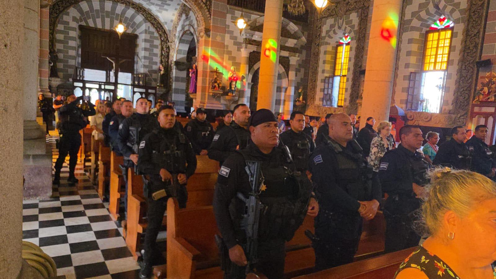 $!Llama sacerdote a policías en Mazatlán a no dejarse corromper y a mantenerse firmes en la justicia y en el bien común
