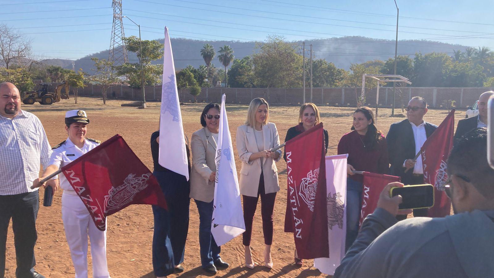 $!Dan banderazo de inicio de construcción de barda perimetral en escuela de Mazatlán