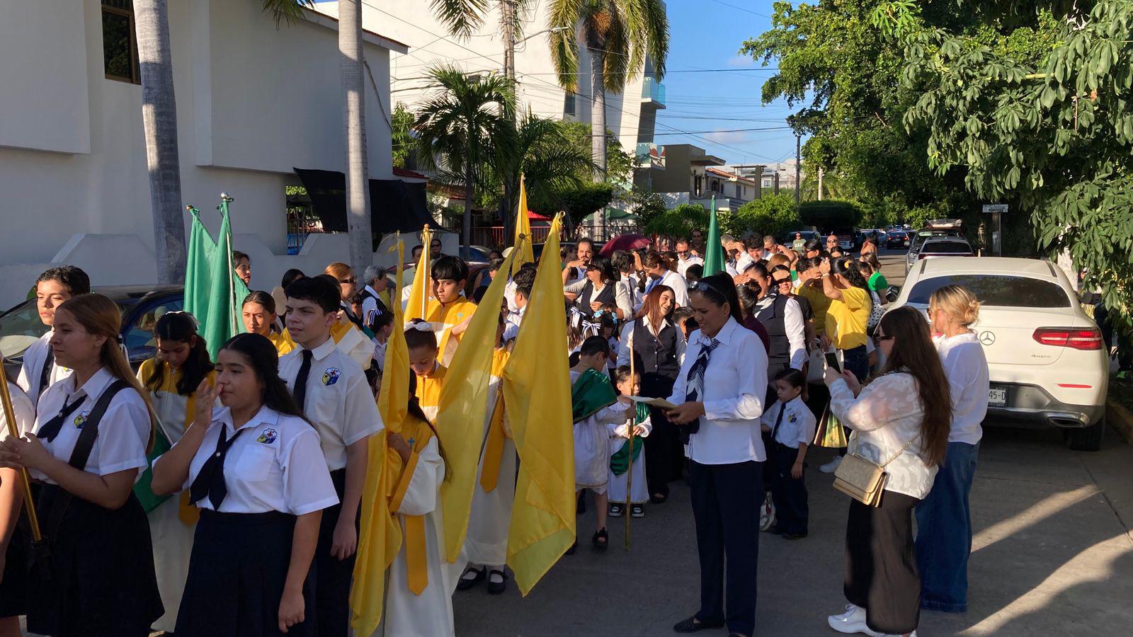 $!Alumnos del Instituto Mazatlán muestran su fe en peregrinación por el Día de San Judas Tadeo