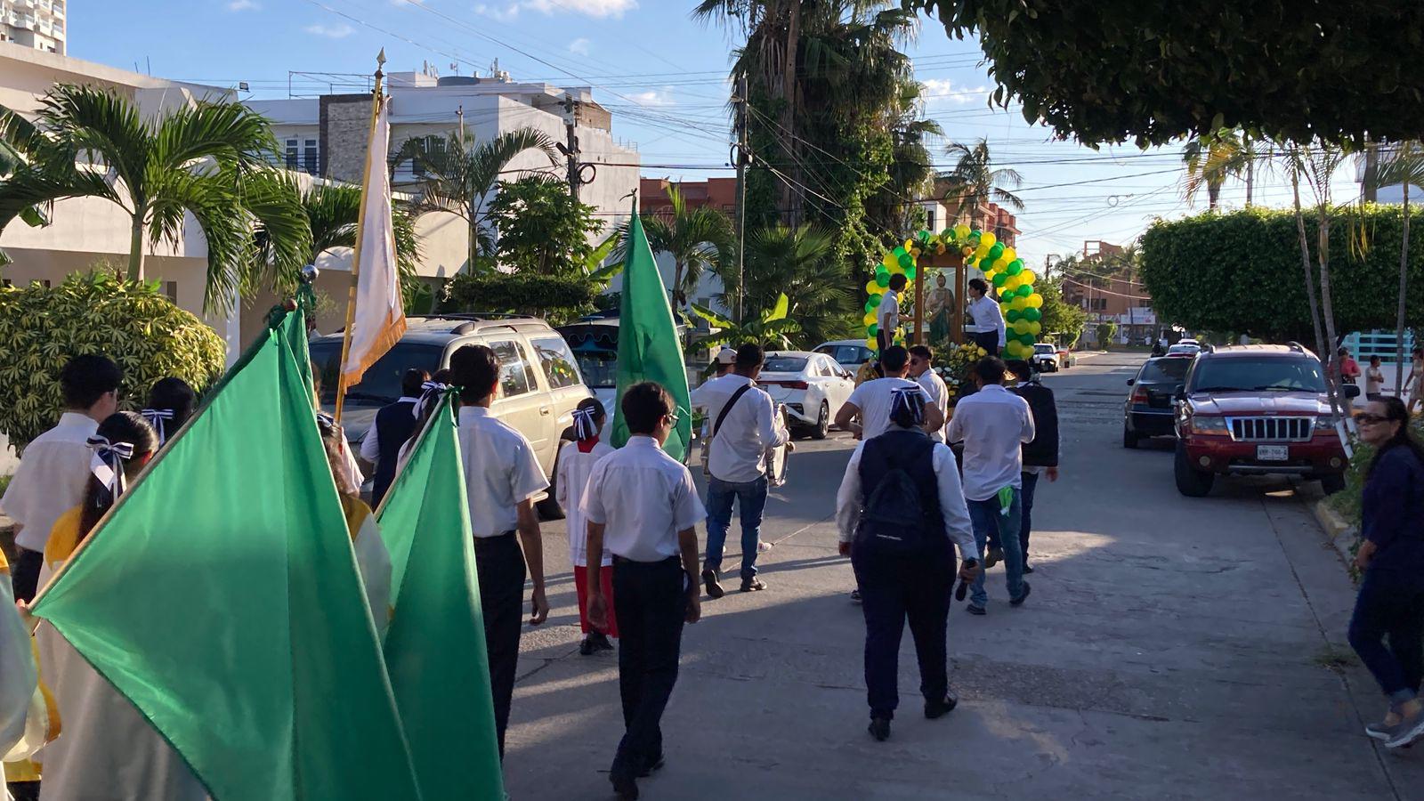 $!Alumnos del Instituto Mazatlán muestran su fe en peregrinación por el Día de San Judas Tadeo