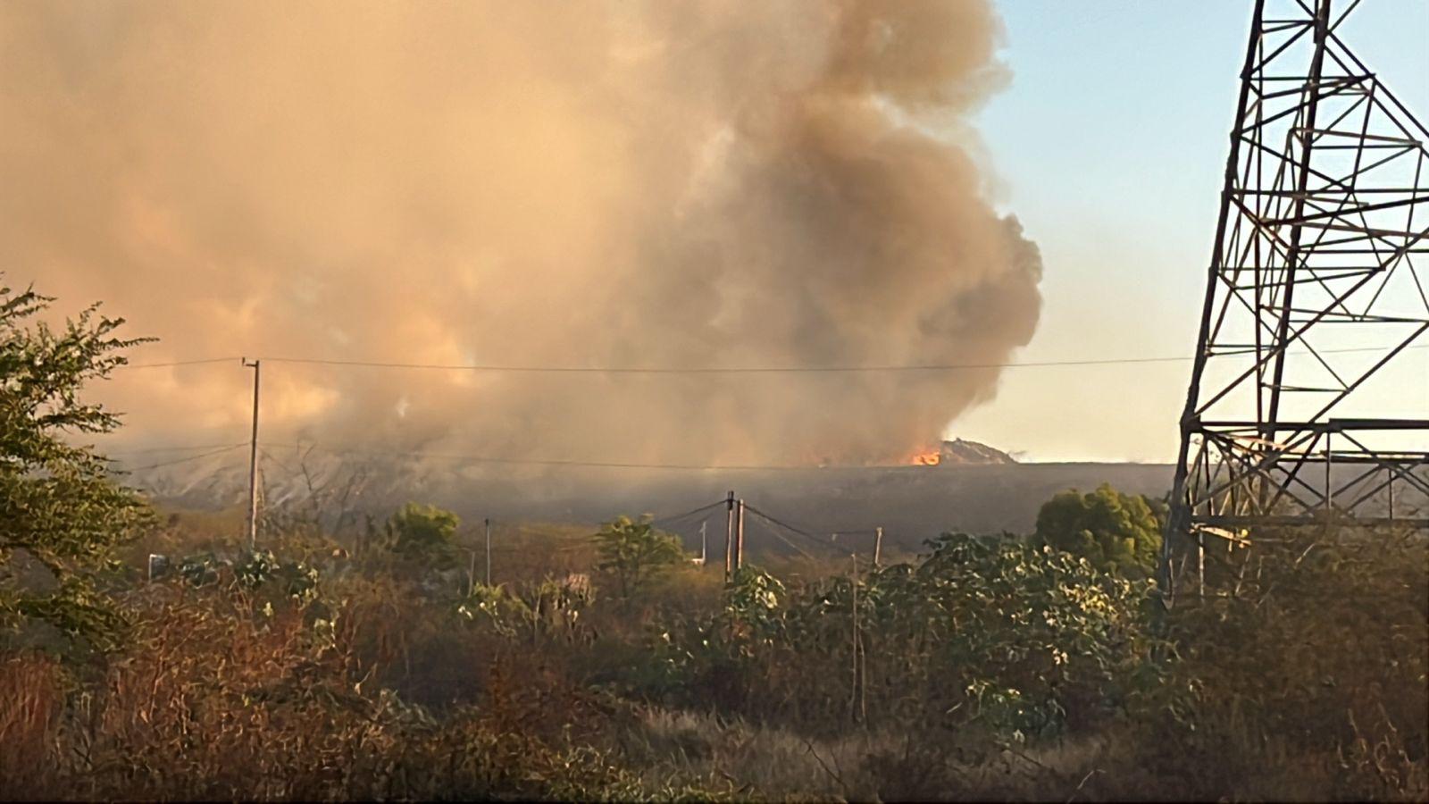 $!Incendio en basurón municipal de Culiacán se extiende desde medianoche