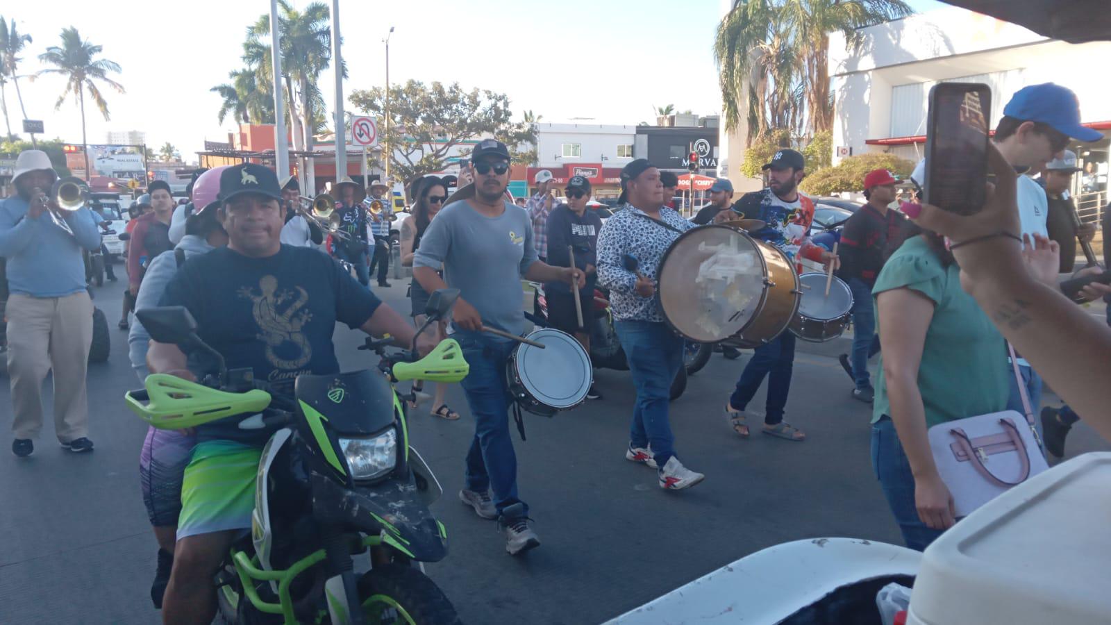 $!Tras más de cinco horas de protesta en la zona hotelera de Mazatlán, músicos mantienen plantón en el malecón