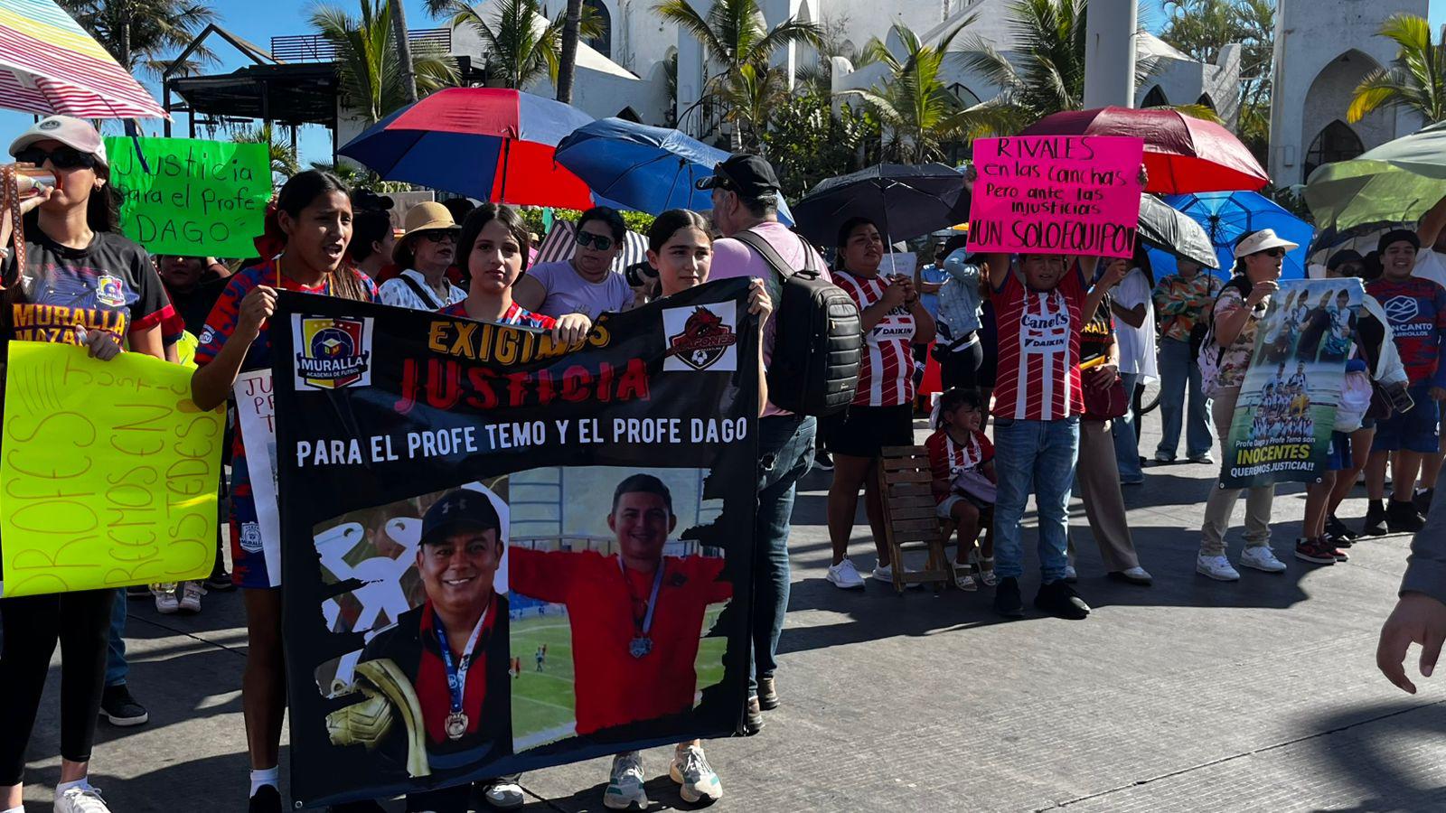 $!Familiares y alumnos bloquean vialidades en Mazatlán para exigir liberación de entrenadores