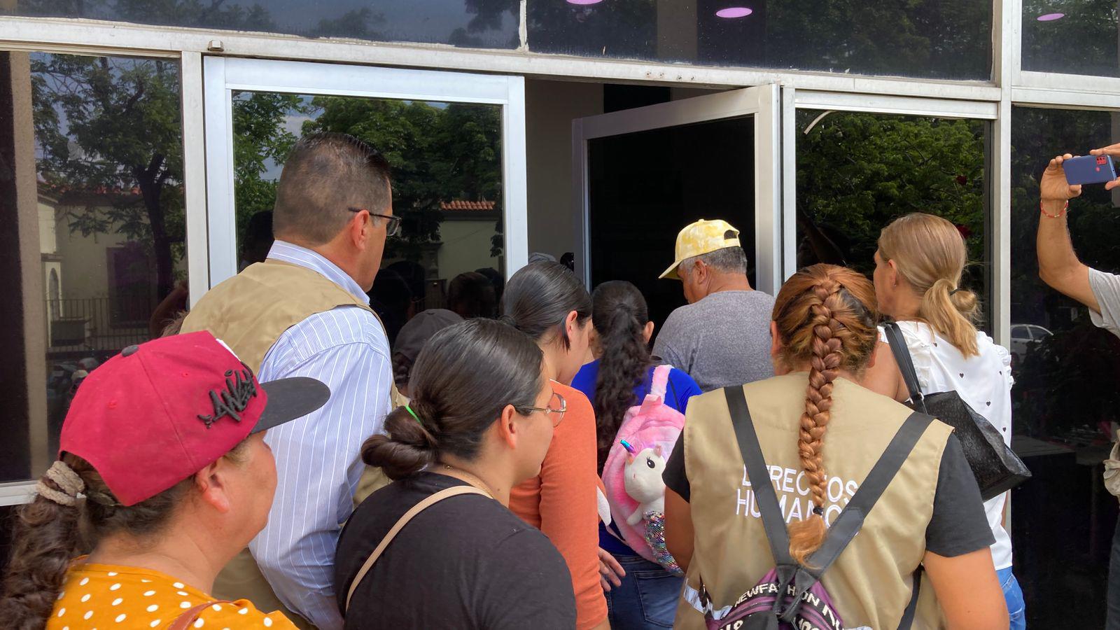 $!Exigen desplazados vecinos del fraccionamiento CVive en Mazatlán acceso a energía eléctrica y agua potable