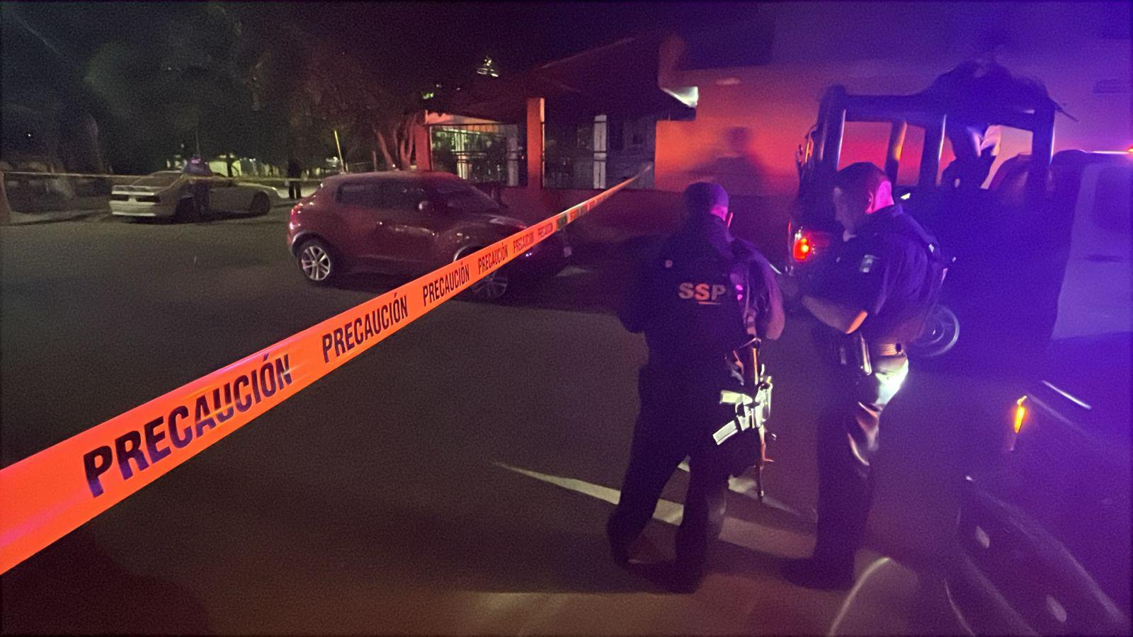 $!Balean un vehículo abandonado en la colonia Agustina Ramírez, en Culiacán