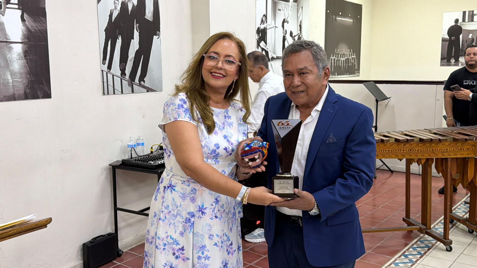 $!Recibe homenaje Arturo Cundapí Ramos por 65 años de servicio a la educación