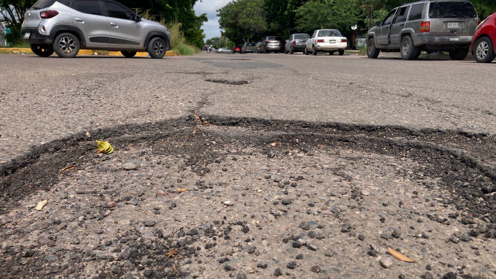 $!Presencia de baches en avenida de Los Venados, en Mazatlán, ponen en peligro a automovilistas