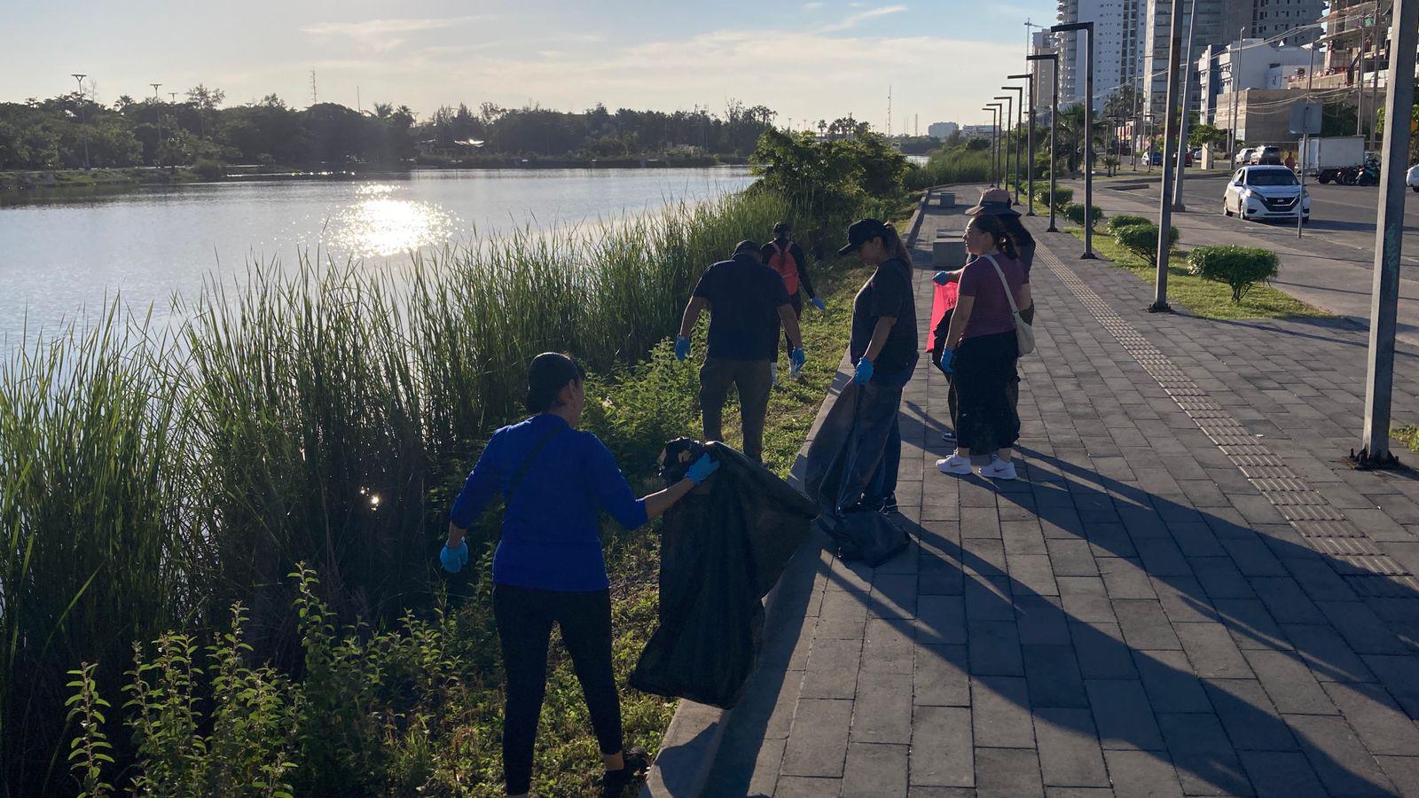$!Realizan nueva limpieza en la Laguna del Camarón para librarla de residuos