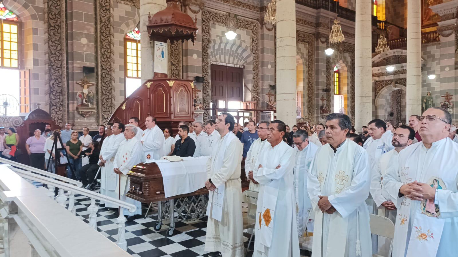 $!Despiden el cuerpo del Padre José de Jesús Aguilar en la Catedral de Mazatlán