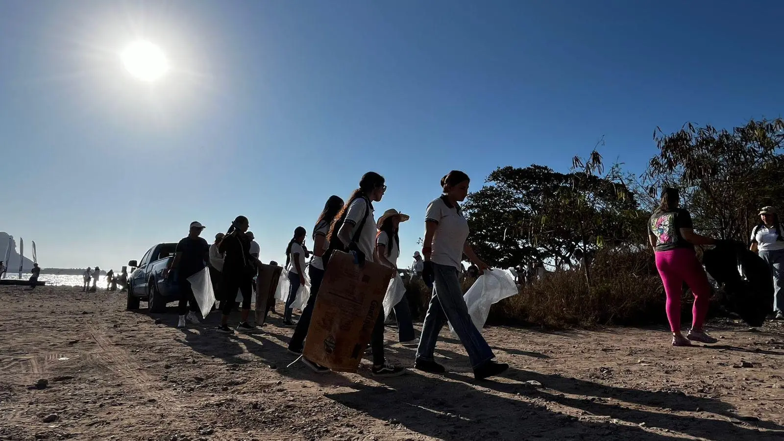 $!Recolectan más de 470 kilos de basura en jornada de limpieza en el Faro Mazatlán