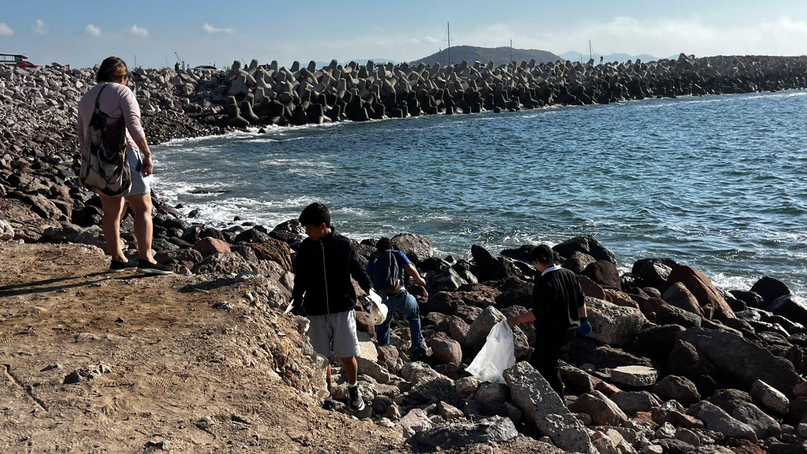 $!Recolectan más de 470 kilos de basura en jornada de limpieza en el Faro Mazatlán