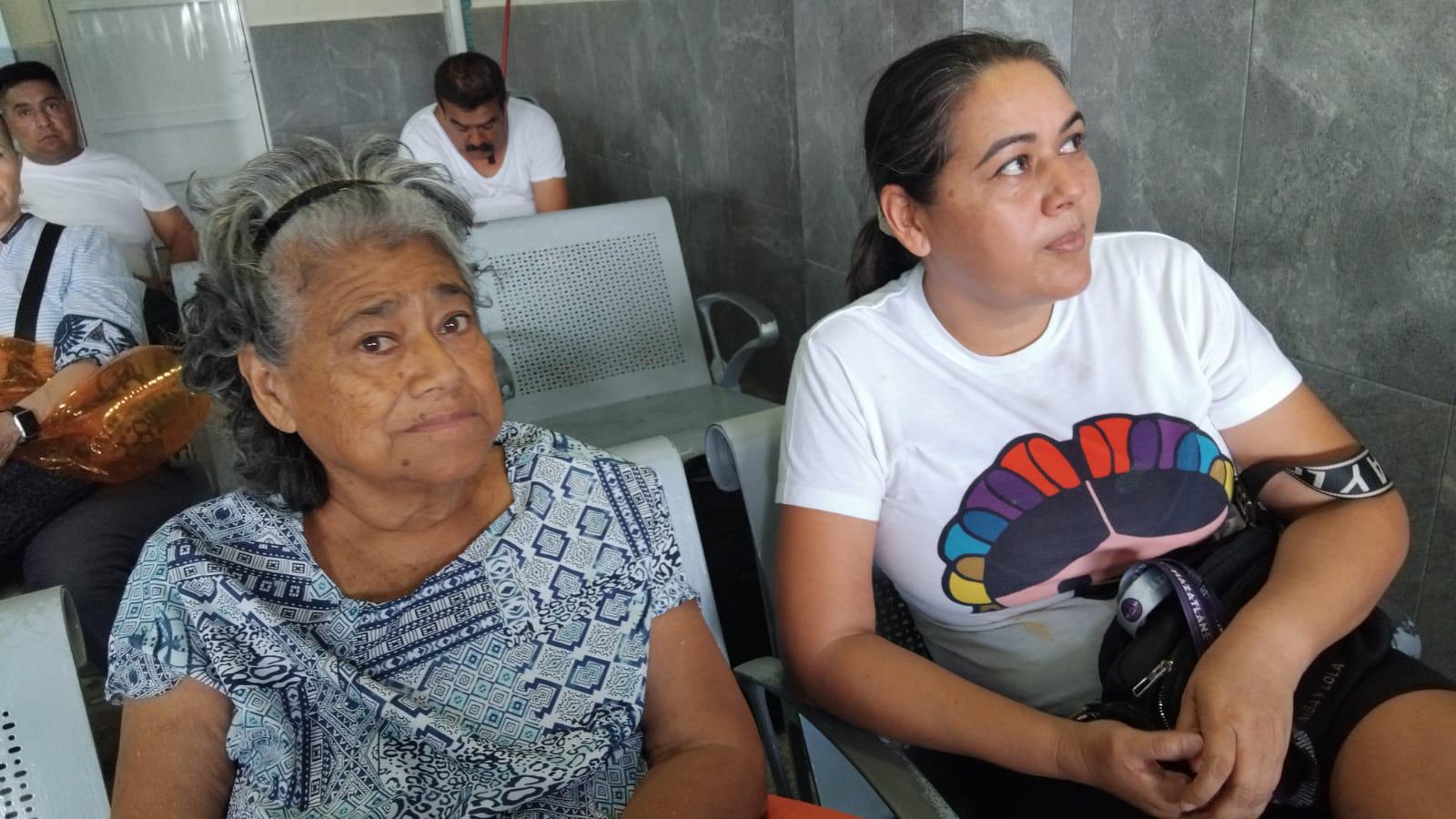 $!Esperan familias hasta 6 horas en central camionera de Mazatlán por bloqueo en carretera