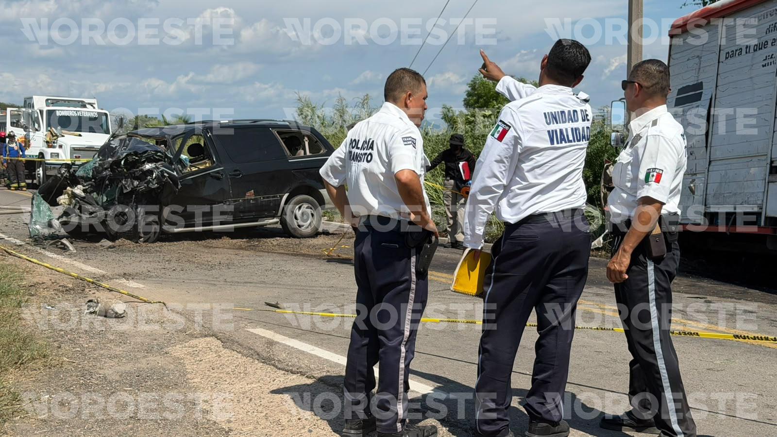 $!Mueren dos mujeres tras chocar en su camioneta contra camión refresquero en la Carretera Villa Unión-El Walamo
