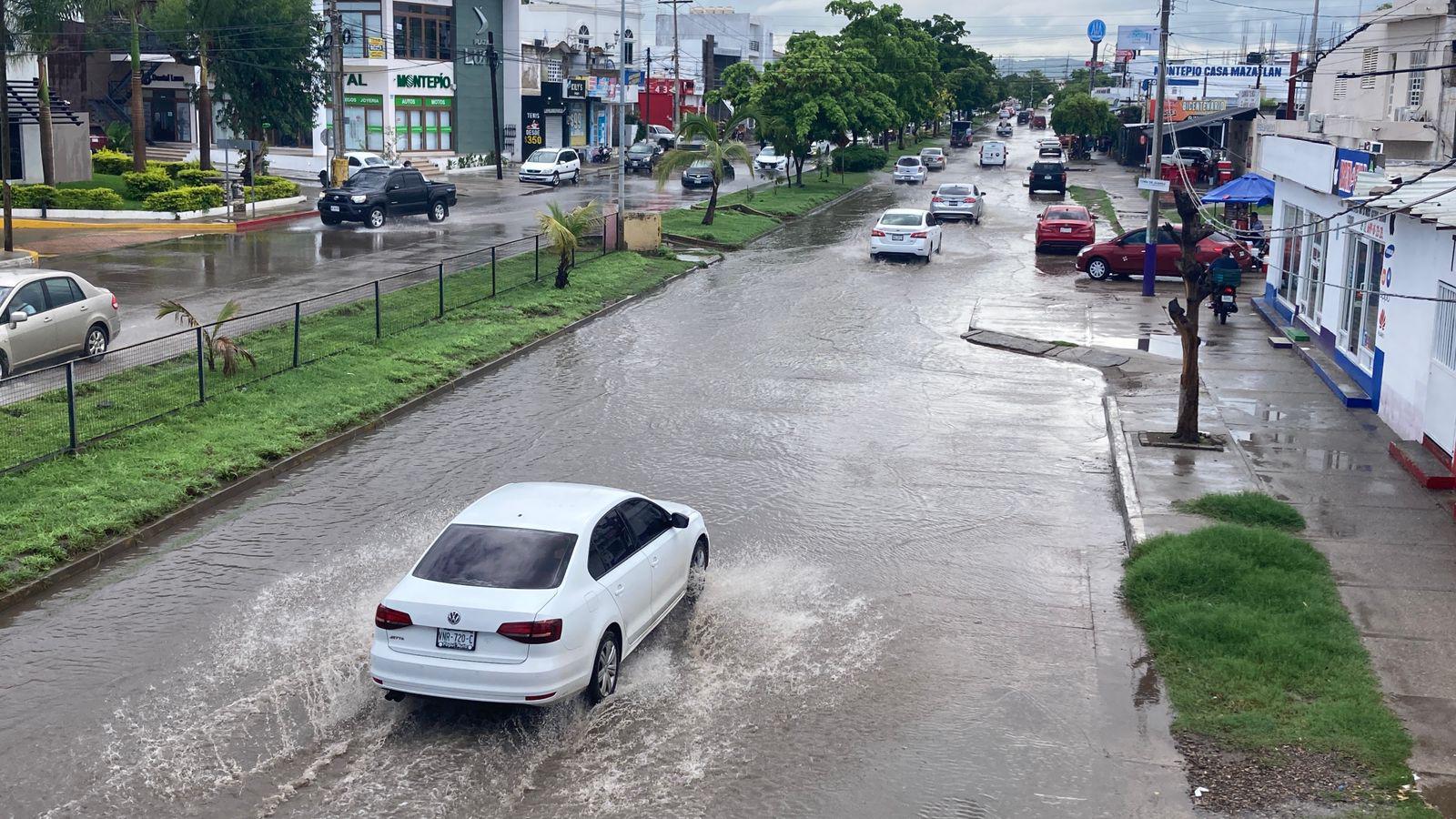 $!Tras las lluvias en Mazatlán, calles quedan encharcadas y alcantarillas rebosadas