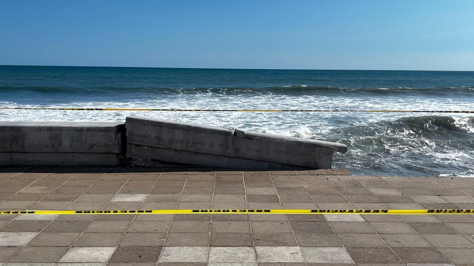 $!Fuerte oleaje debilita el malecón de Mazatlán y provoca socavón