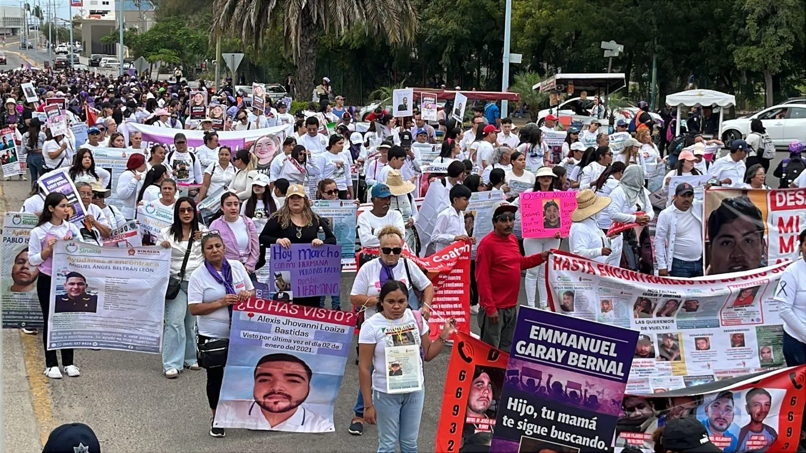 $!‘Hijo, escucha, tu familia está en la lucha’: colectivos de búsqueda participan en la Marcha 8M, en Mazatlán