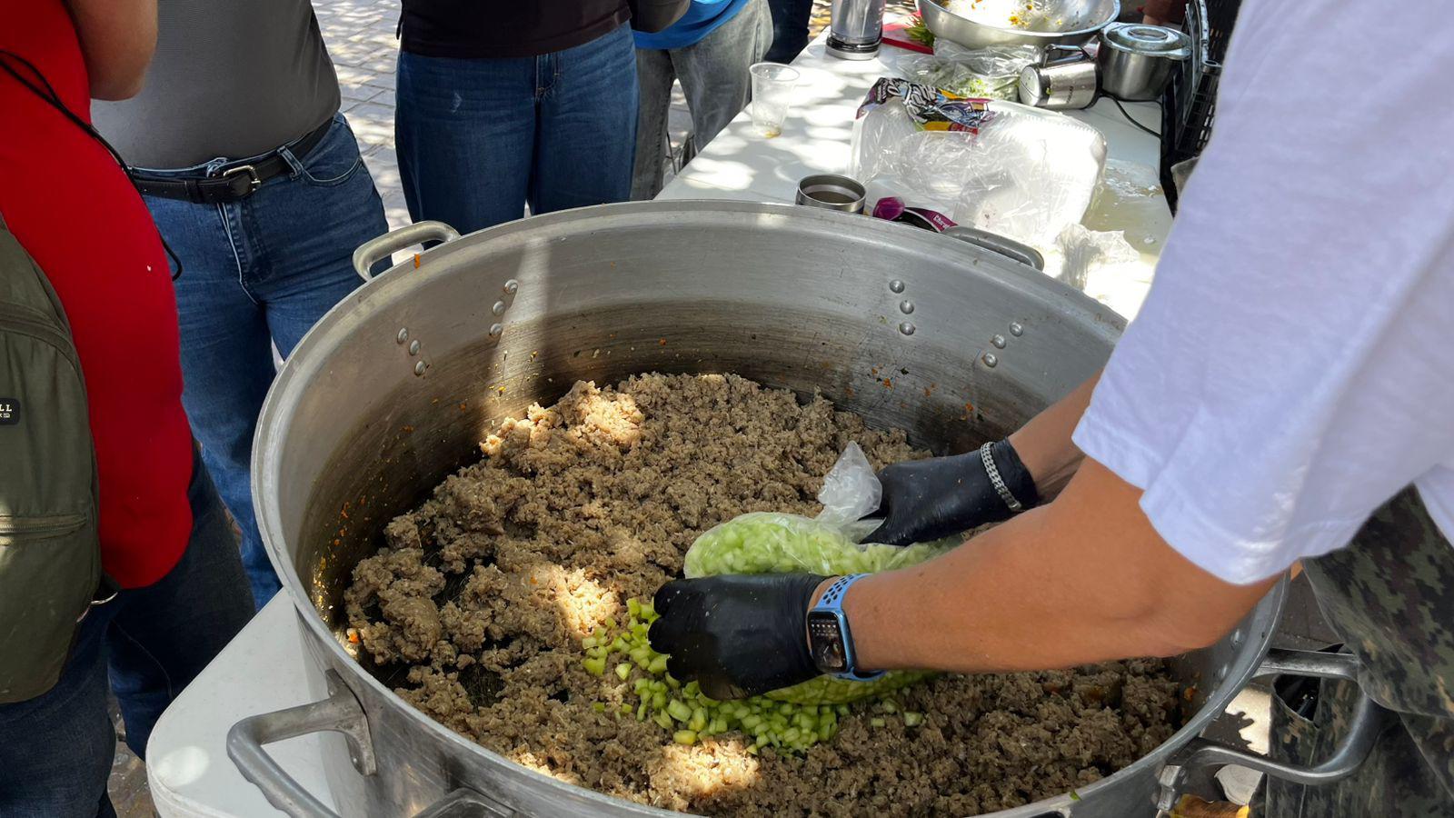 $!Locatarios del mercado Pino Suárez reparten 150 kilos de ceviche entre bikers que visitan Mazatlán