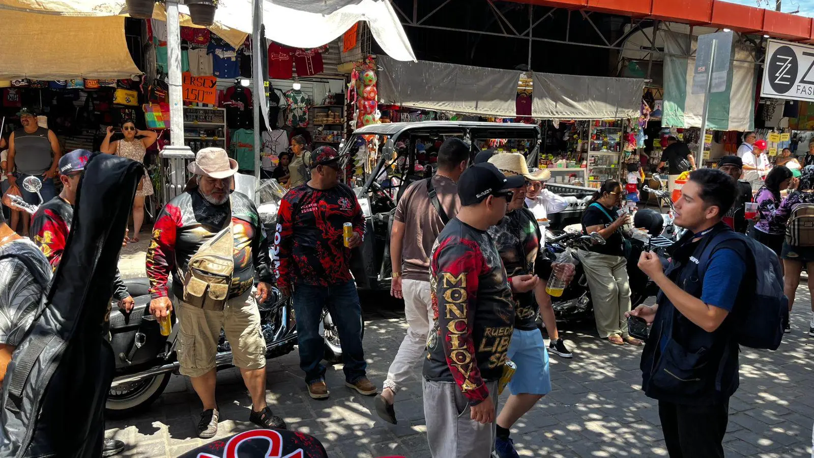 $!Locatarios del mercado Pino Suárez reparten 150 kilos de ceviche entre bikers que visitan Mazatlán