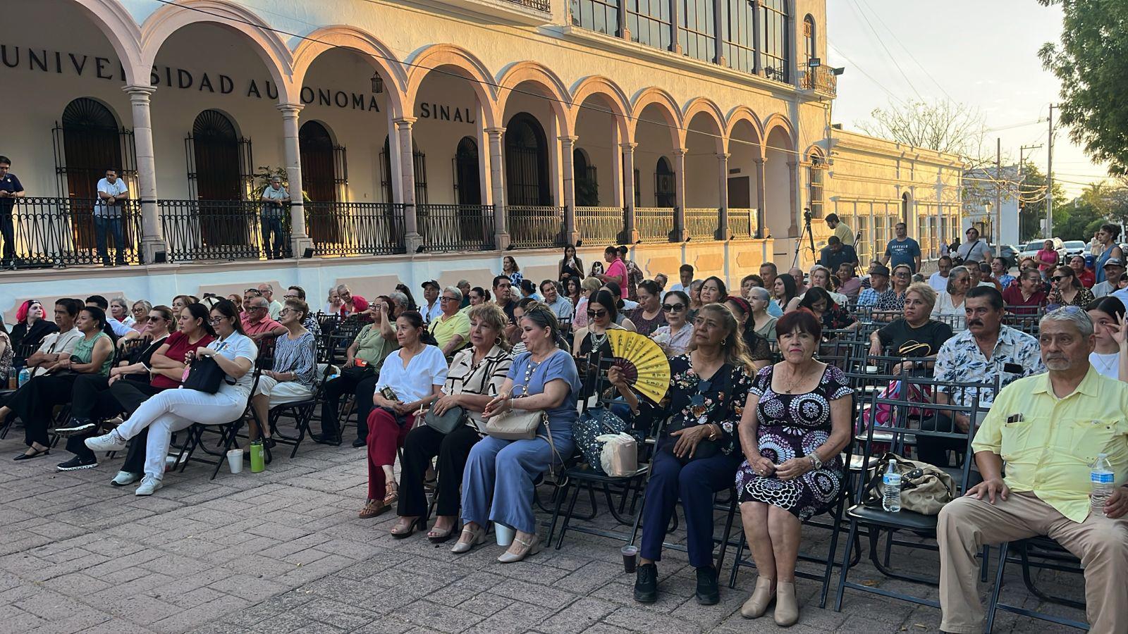 $!Familias se reunieron en la explanada del Edificio Central para disfrutar del espectáculo.