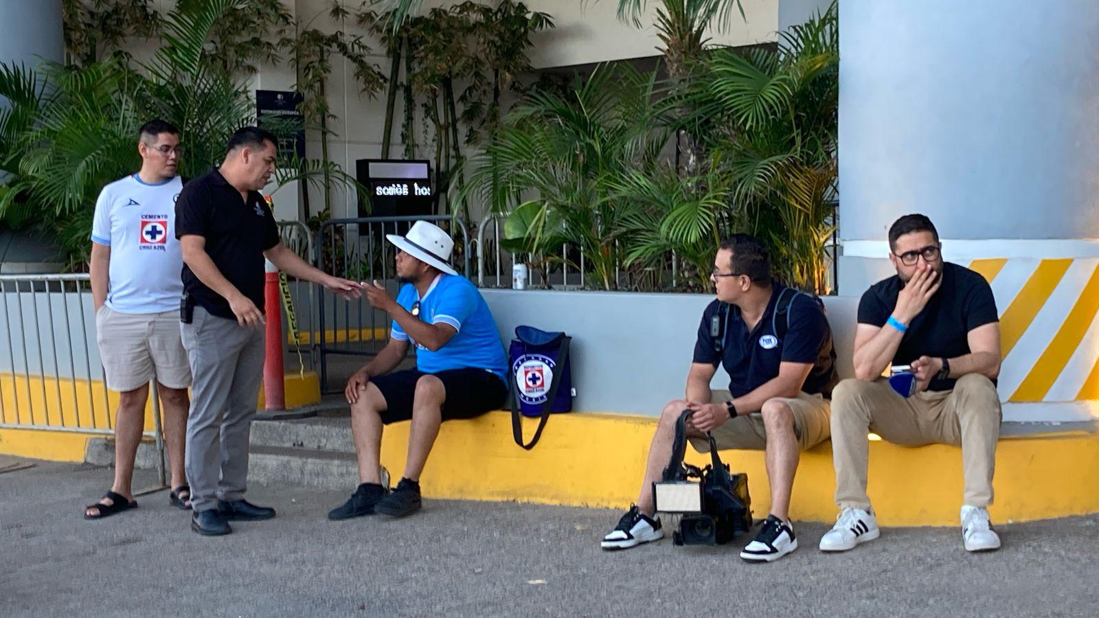 $!Aficionados del Cruz Azul reciben a su equipo en Mazatlán