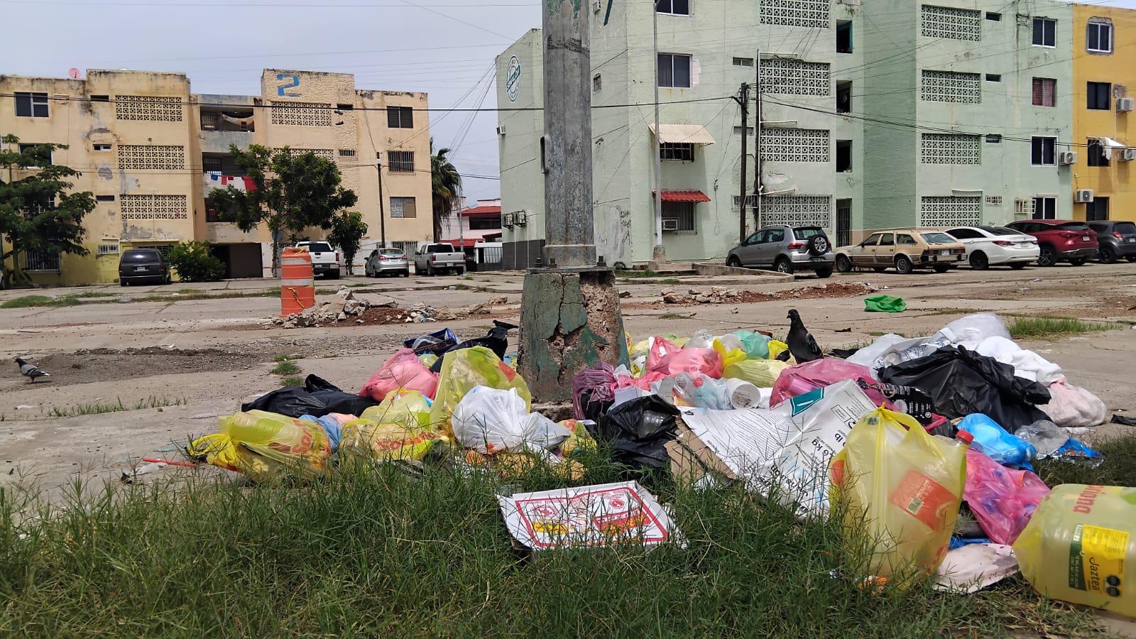 $!Entre basura y desechos, continúa la contaminación en el fraccionamiento El Toro, en Mazatlán