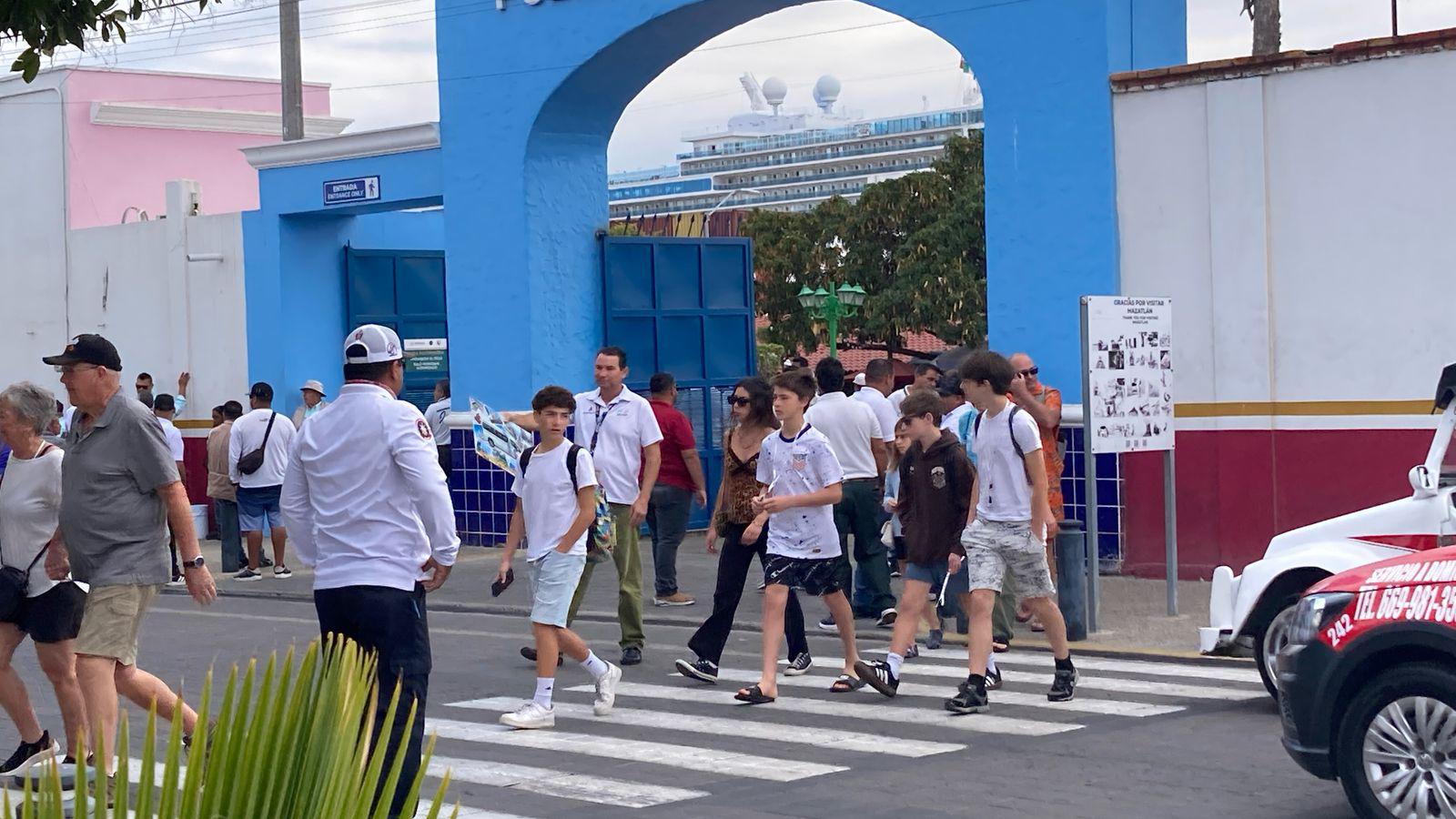 $!Con cerca de 4 mil pasajeros atracó en el puerto el crucero Discovery Princess