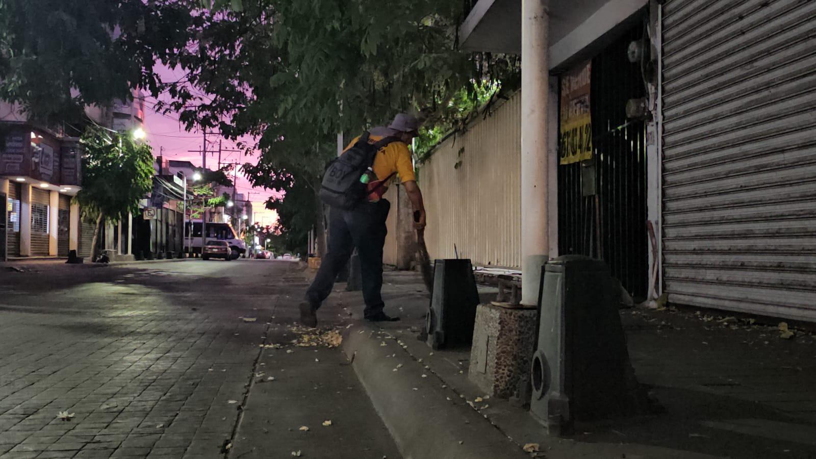 $!Mientras Culiacán se detiene para ver a México, Abelardo sigue barriendo las calles para sacar adelante a su familia