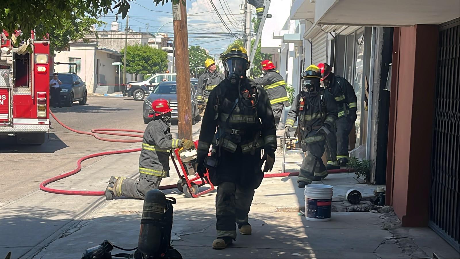 $!Conato de incendio en bodega del Centro de Culiacán moviliza a los cuerpos de rescate