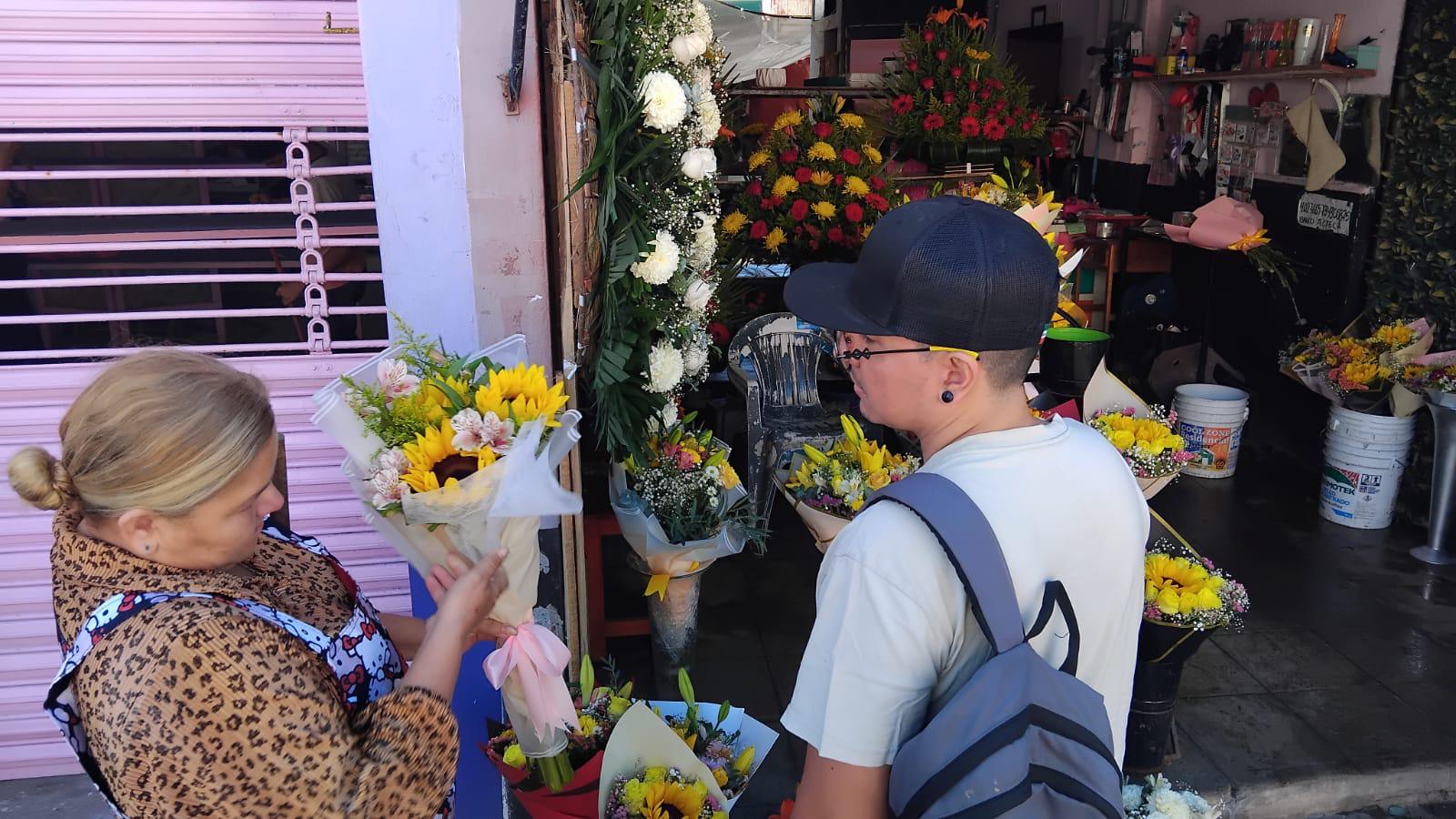 $!Se mantiene tradición de flores amarillas en Mazatlán pese a menos ventas