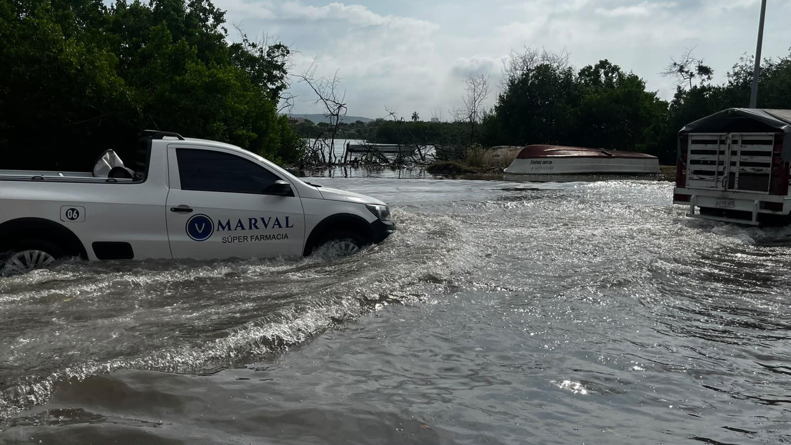 $!Se desborda el Arroyo Jabalines y afecta calles de la Colonia Estero, en Mazatlán