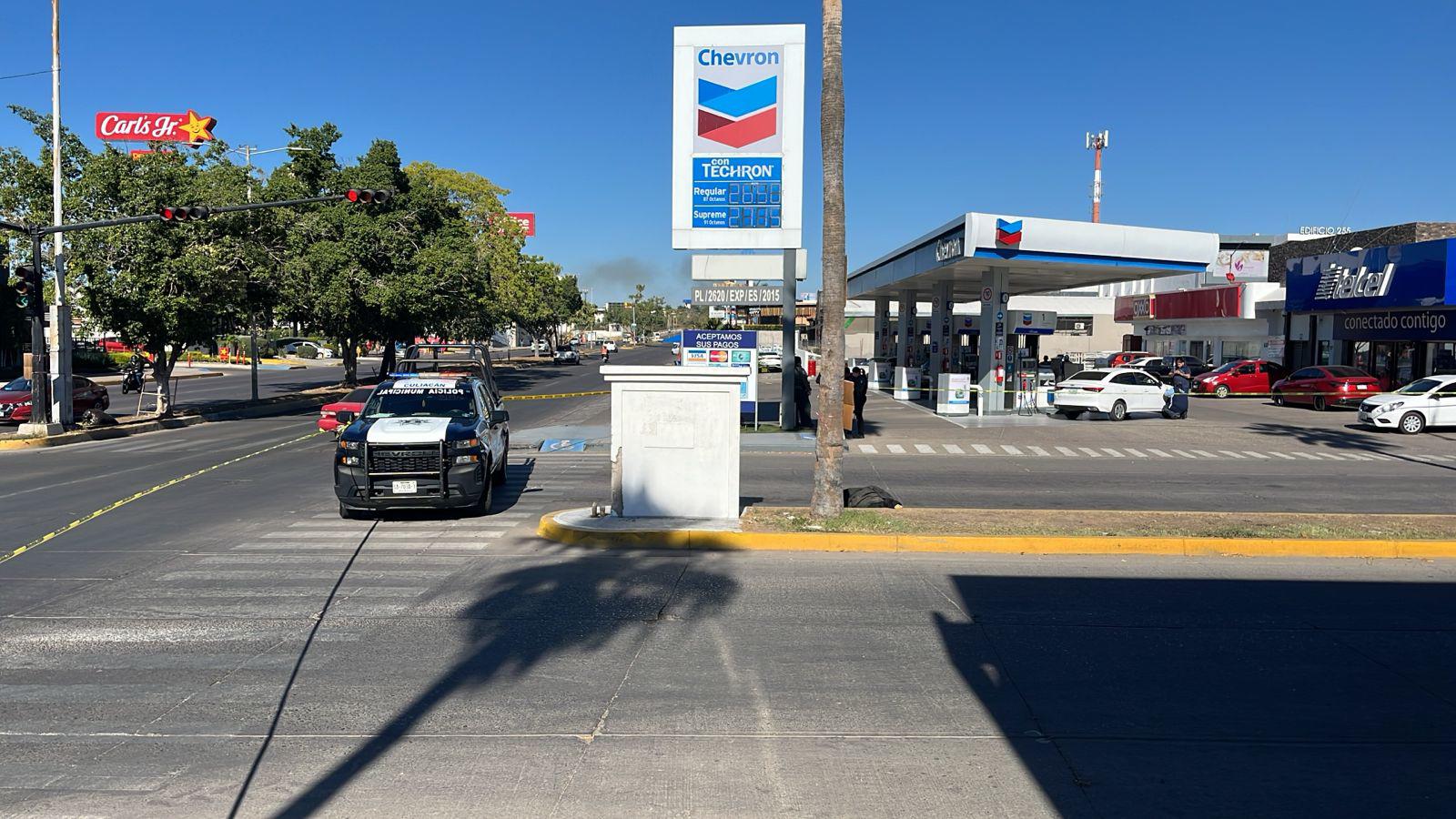 $!Abandonan cadáver con impactos de bala en vialidad de Isla Musala