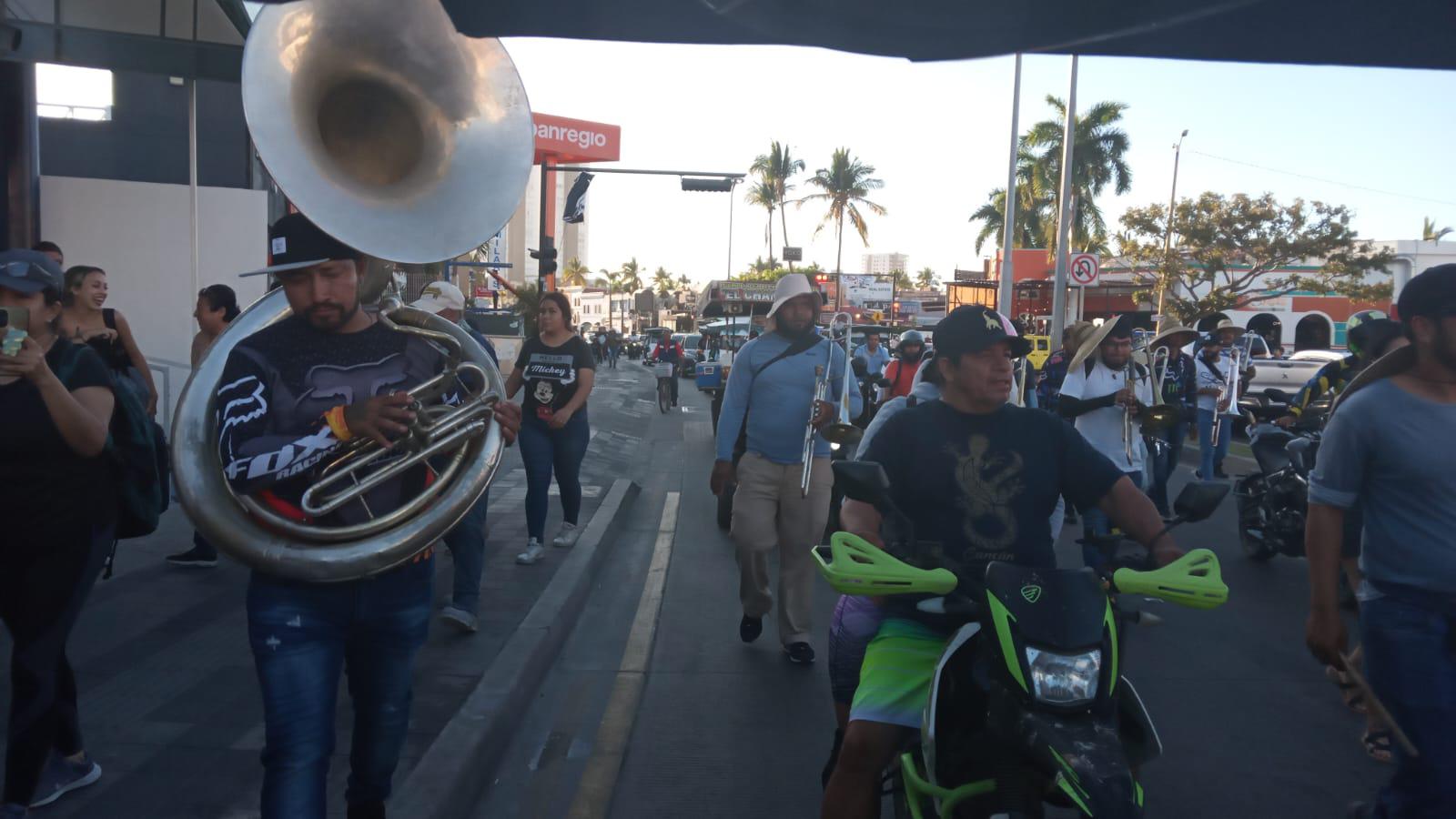 $!Tras más de cinco horas de protesta en la zona hotelera de Mazatlán, músicos mantienen plantón en el malecón