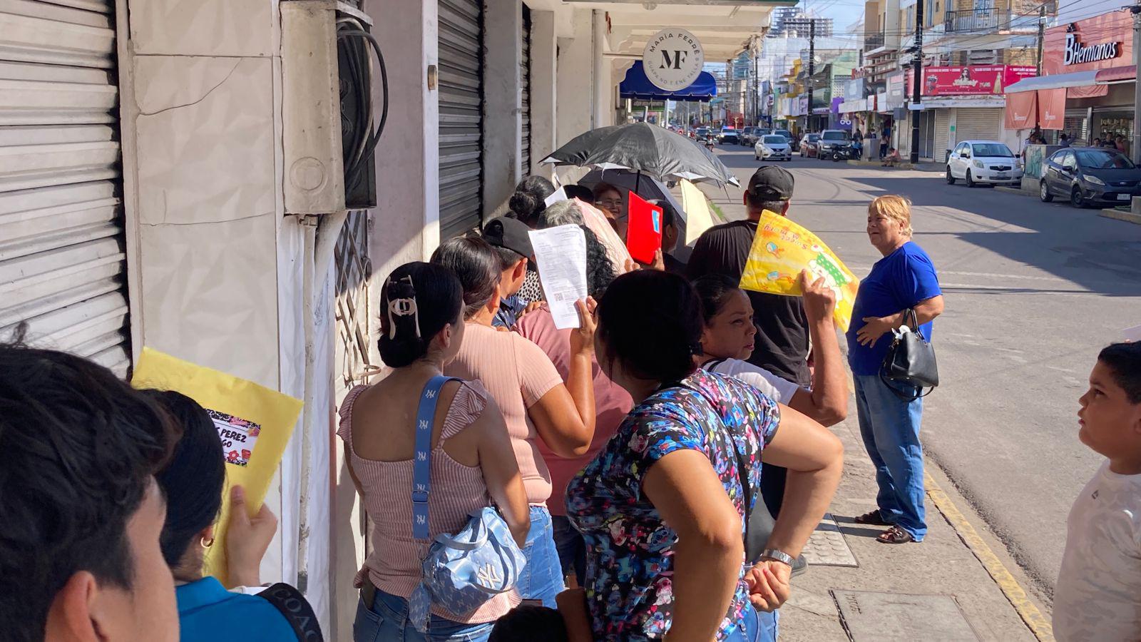 $!Sin contratiempos, continúan negocios entregando uniformes, útiles y calzado deportivo en Mazatlán