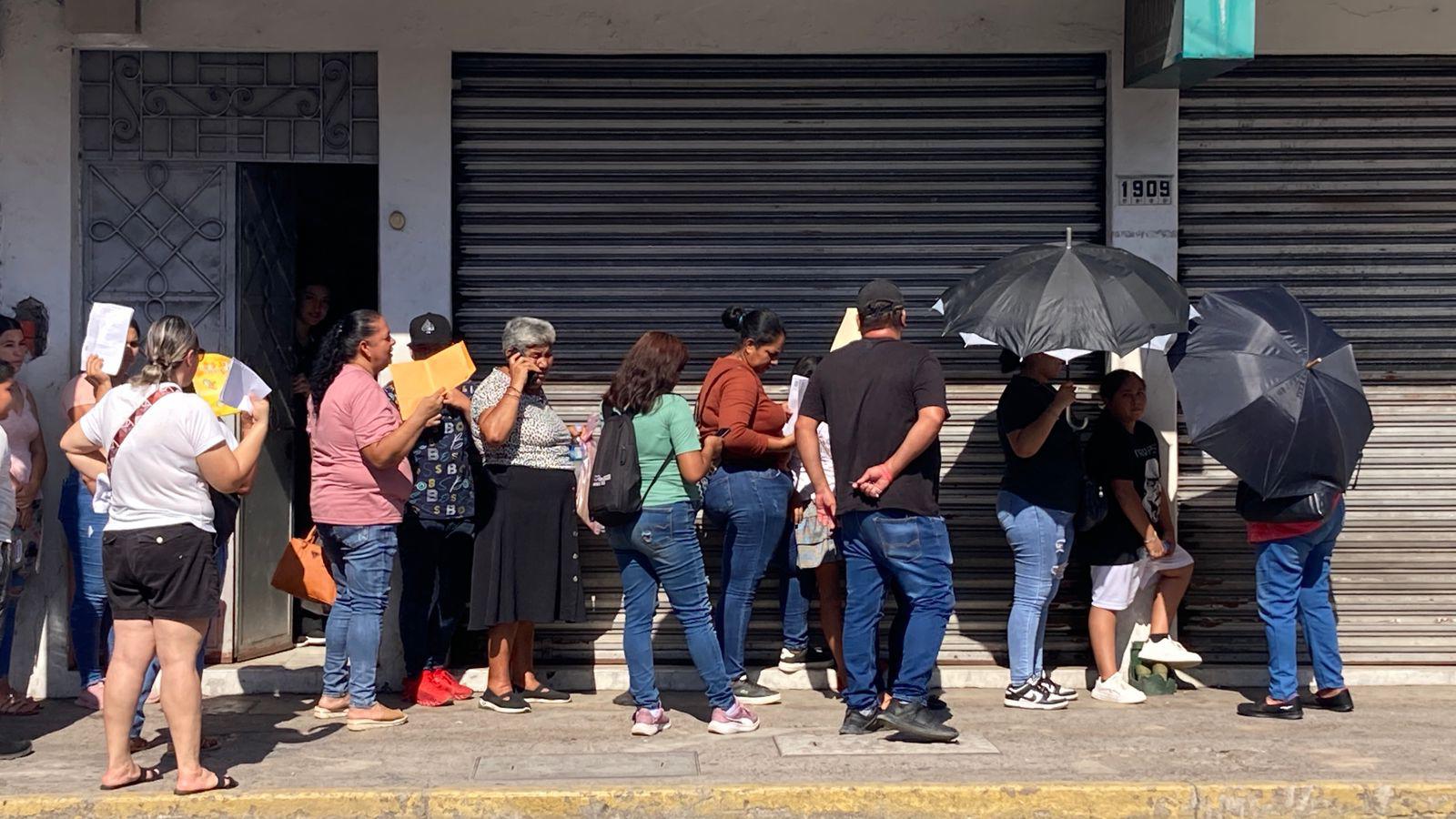 $!Sin contratiempos, continúan negocios entregando uniformes, útiles y calzado deportivo en Mazatlán