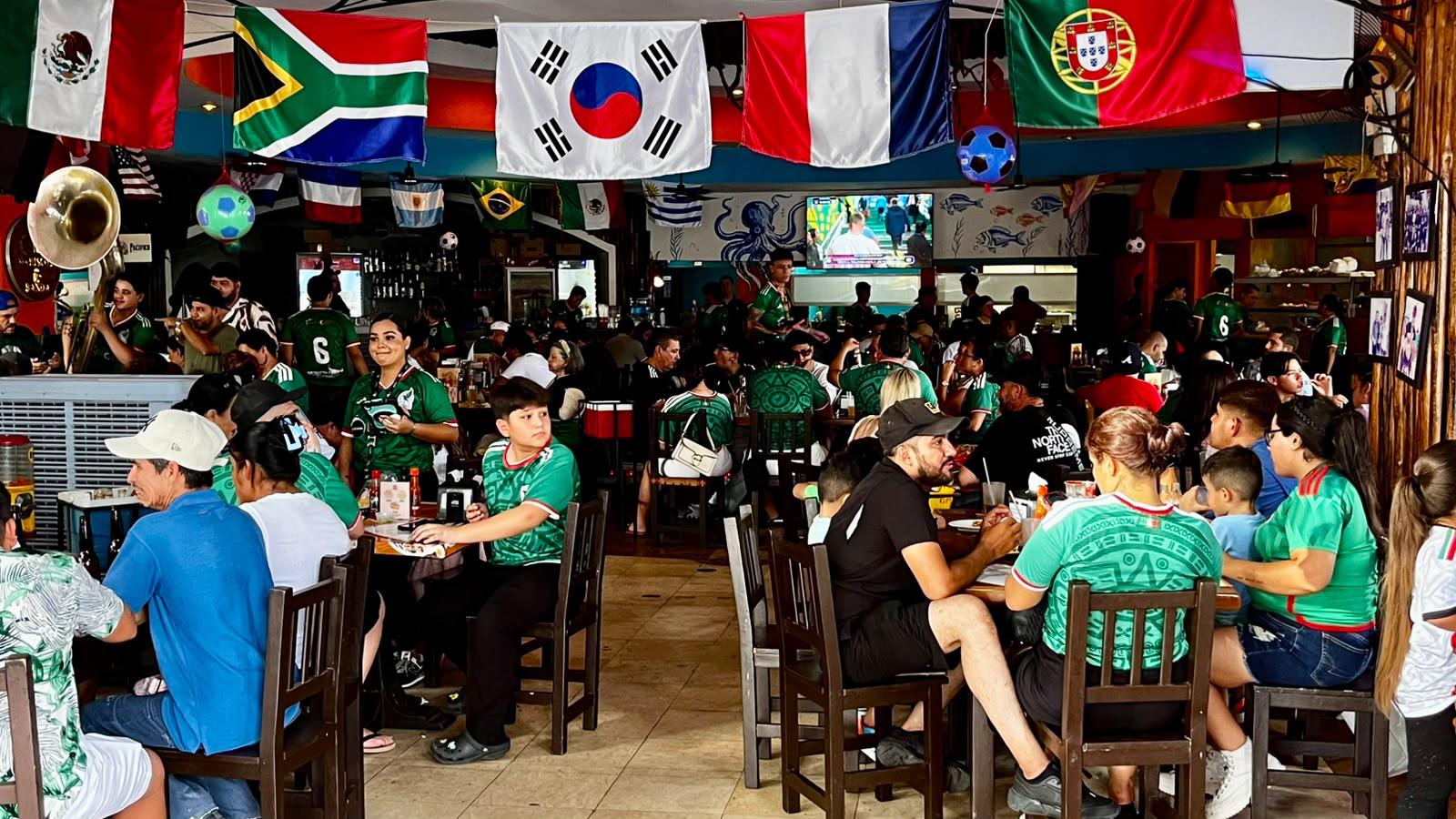 $!Disfrutan ya en Mazatlán el partido entre México contra Inglaterra esperando el triunfo de la selección nacional