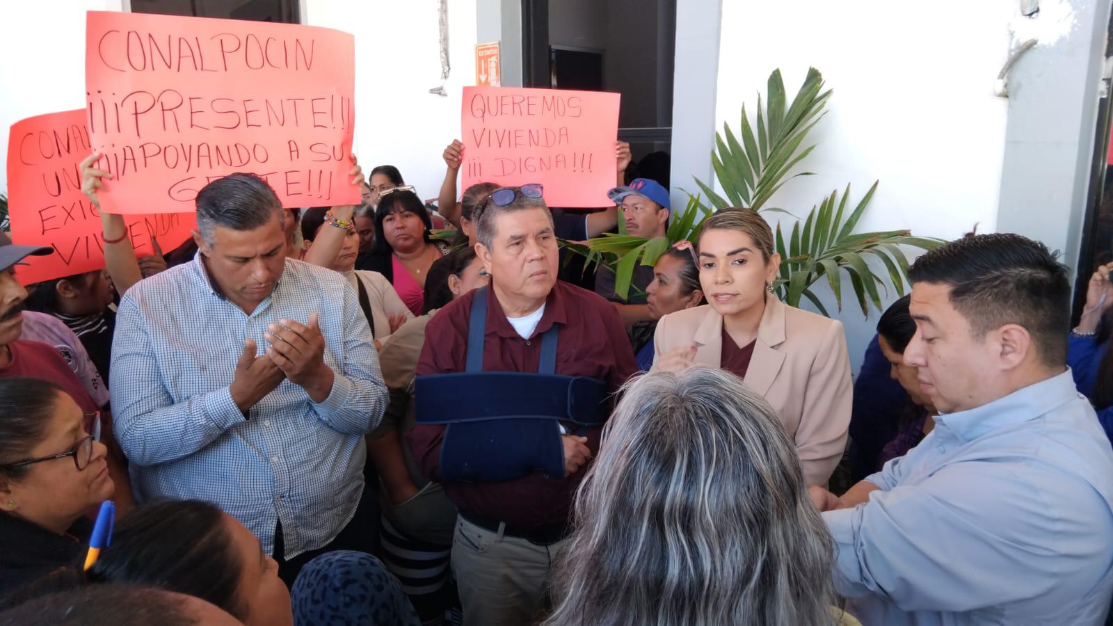 $!Se manifiestan solicitantes de vivienda en el Ayuntamiento de Mazatlán exigiendo que los atienda la Alcaldesa