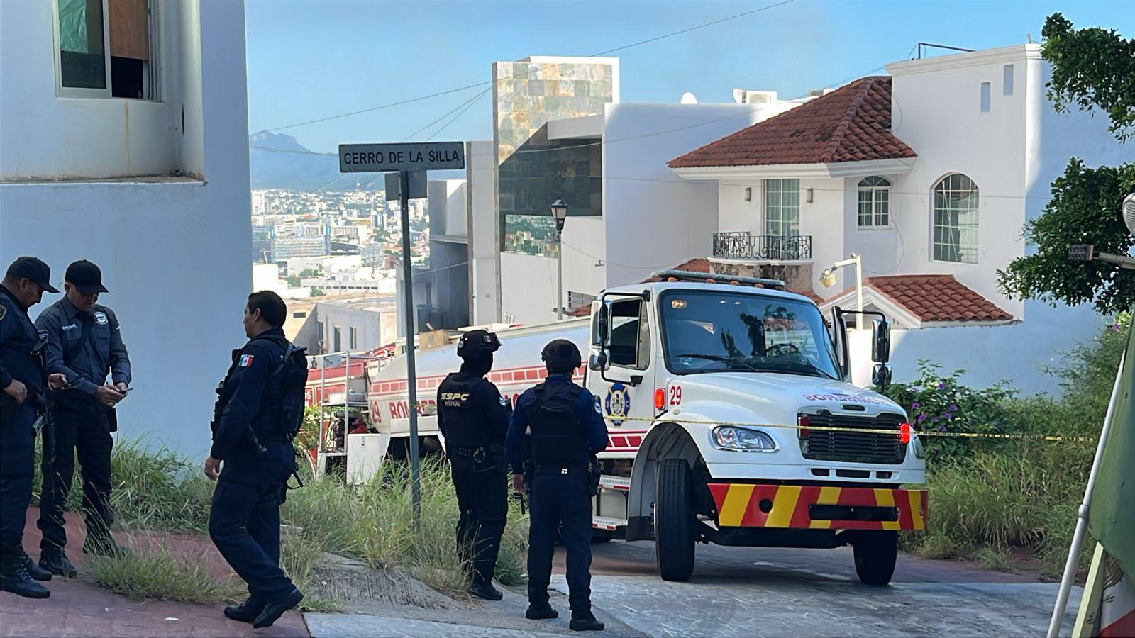 $!Civiles armados vandalizan e incendian vivienda en Culiacán