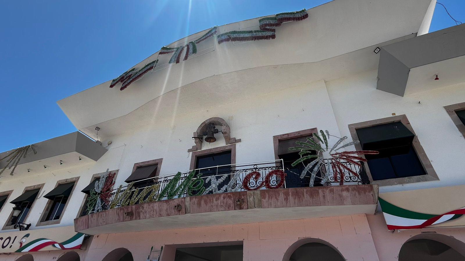 $!Palacio Municipal de Mazatlán se viste con los colores patrios en septiembre