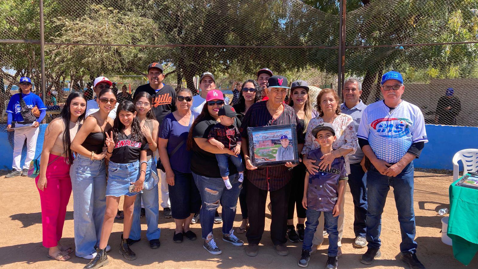 $!Homenajean a Carlos Zamora y Belizario Gutiérrez en Club Polluelos