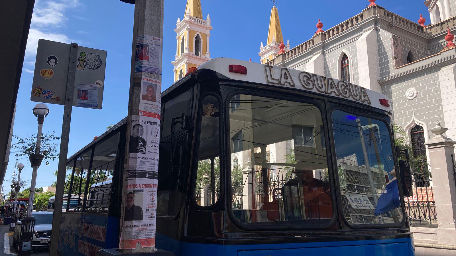 $!Carteles con fichas de desaparecidos inundan el Centro de Mazatlán