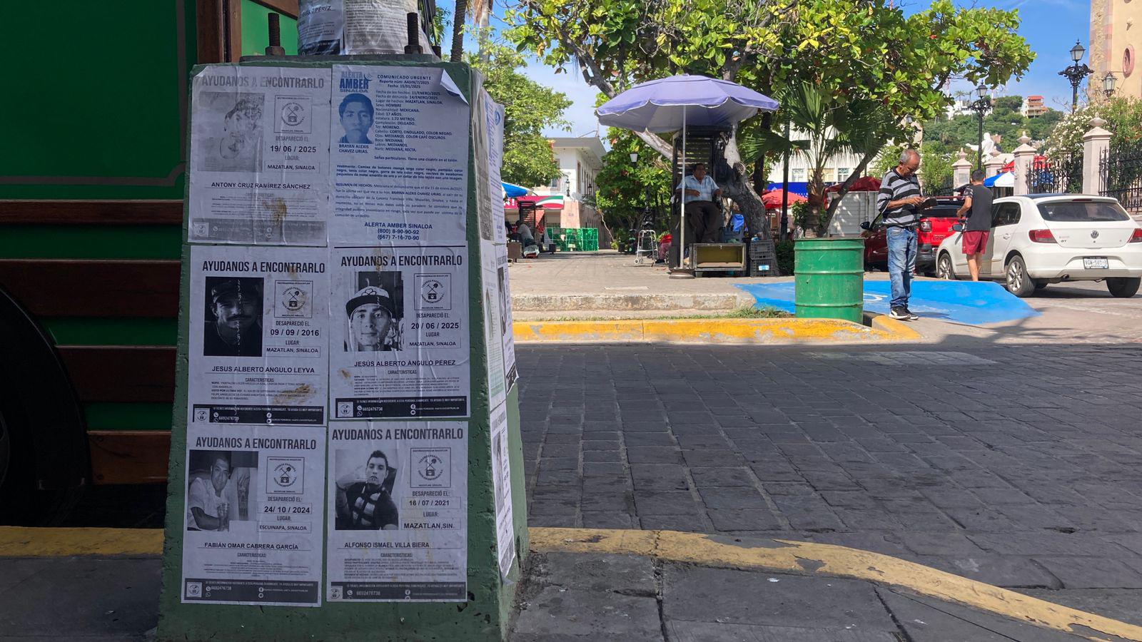 $!Carteles con fichas de desaparecidos inundan el Centro de Mazatlán