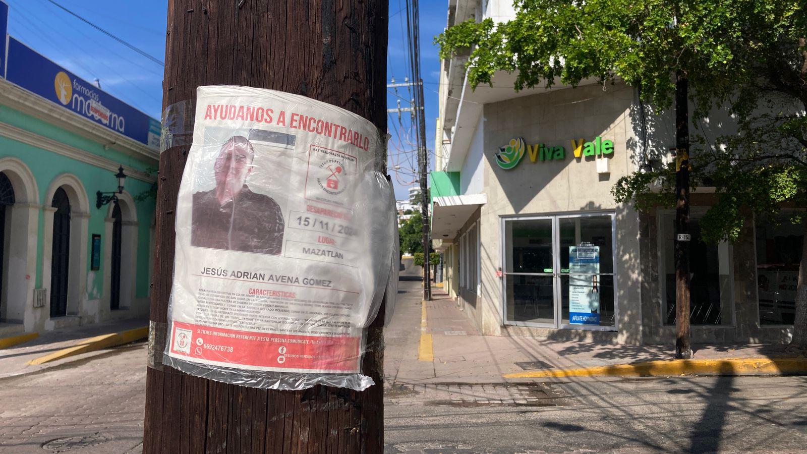 $!Carteles con fichas de desaparecidos inundan el Centro de Mazatlán