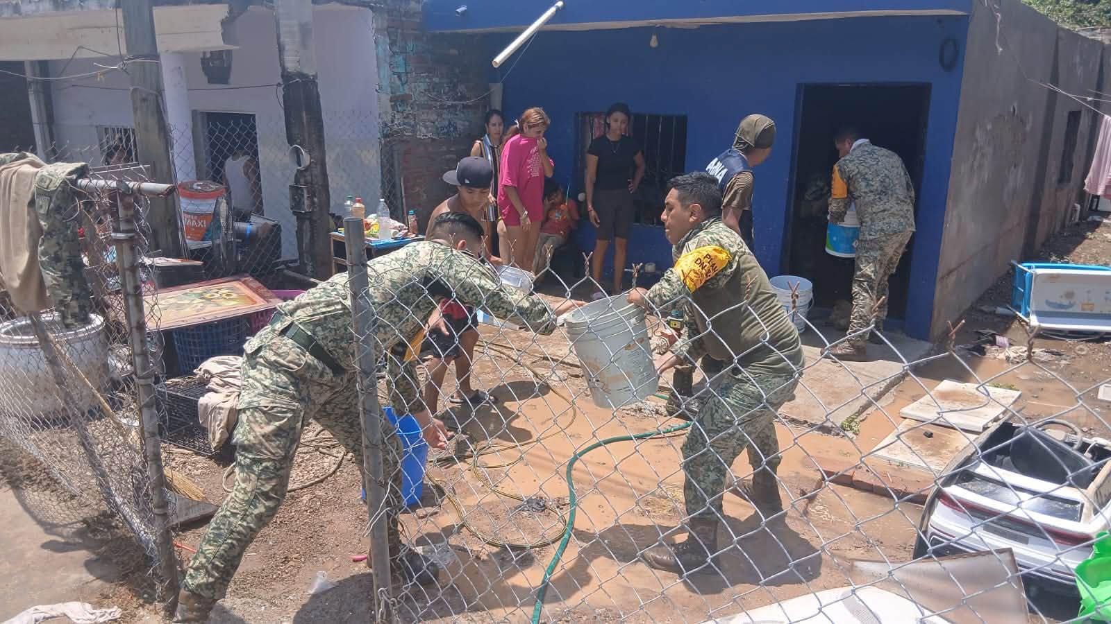 $!Rescatan y auxilian a familias tras fuertes lluvias en Mazatlán