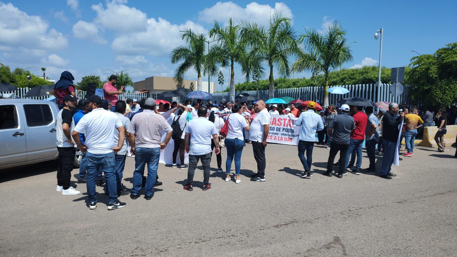 $!Trabajadores de la UAS se manifiestan en el Congreso para defender al Rector