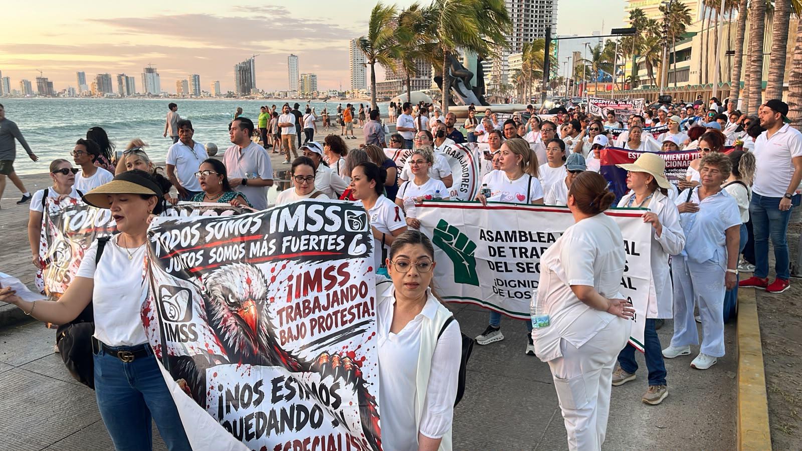 $!Se suman trabajadores del IMSS en Mazatlán a protesta nacional por mejoras laborales