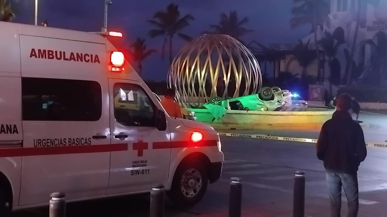 $!Choque entre dos vehículos deja un muerto en la Zona Dorada de Mazatlán