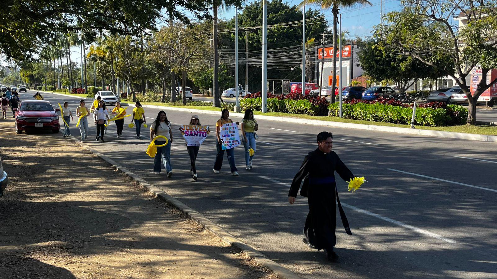 $!Recuerdan jóvenes el sentido de la Semana Santa con manifestación en Mazatlán
